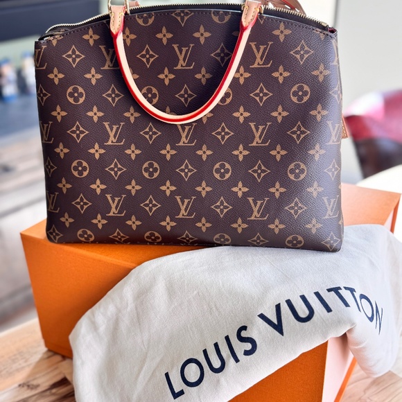 Louis Vuitton Grand Palais Monogram 2024 super low mileage - Picture 1 of 9